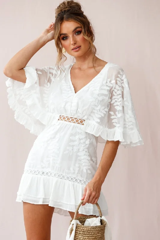 Caspar Leafy Embroidered Dress White garde